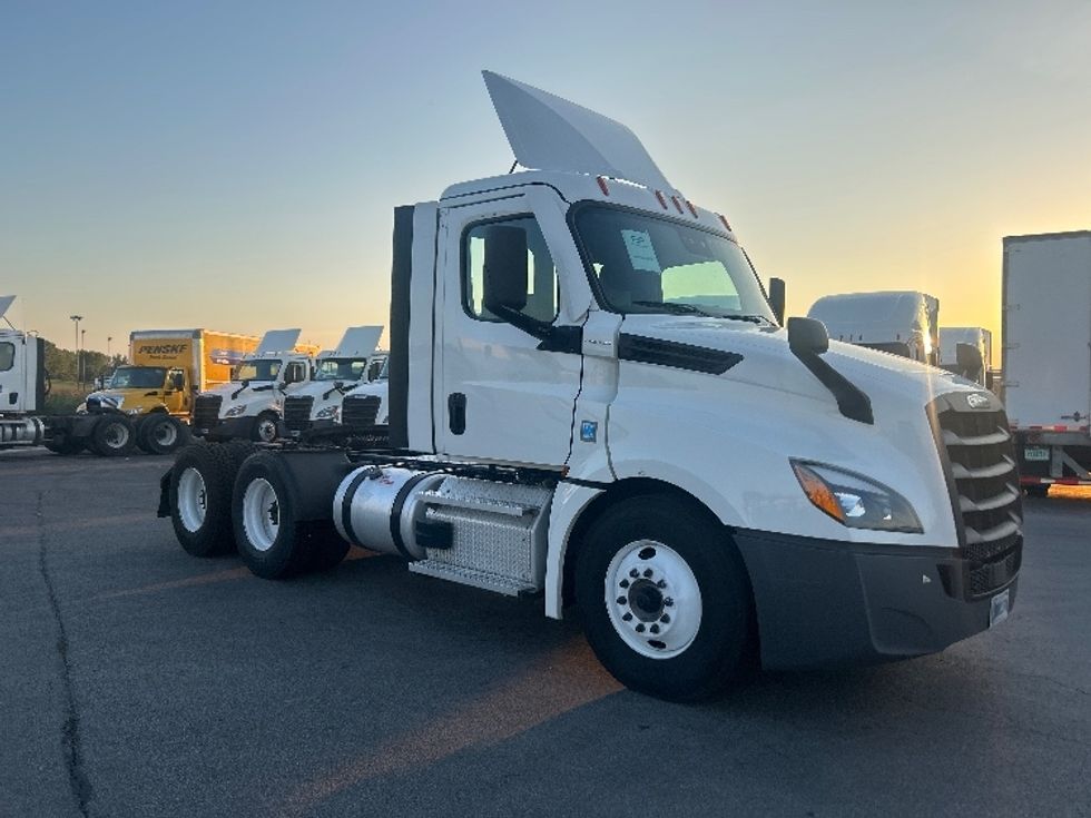 Day Cab Tractor-Heavy Duty Tractors-Freightliner-2021-T12664ST-East Chicago-IN-295,414\n\t\tmiles-$ 63,500 - Image 1