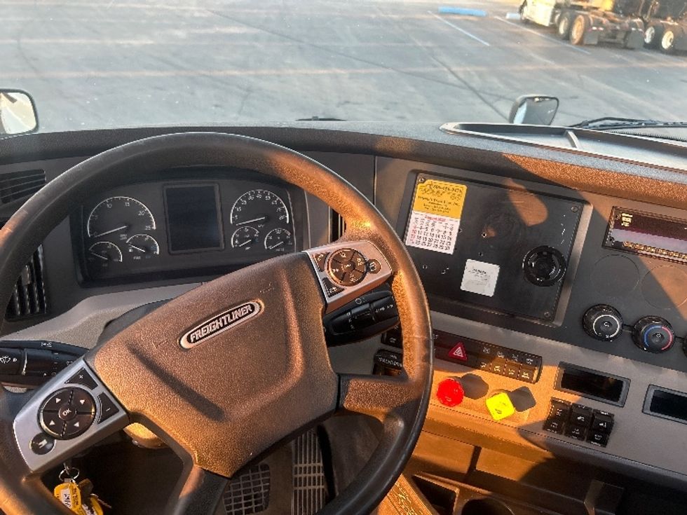 Day Cab Tractor-Heavy Duty Tractors-Freightliner-2021-T12664ST-East Chicago-IN-295,414\n\t\tmiles-$ 63,500 - Image 10