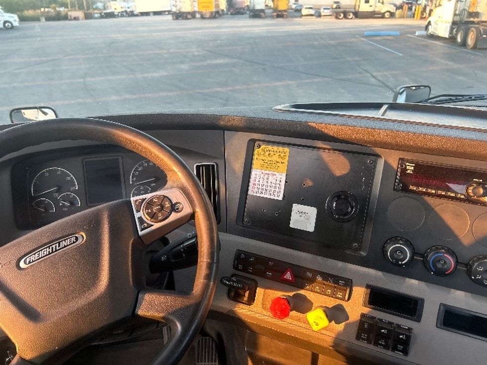 Day Cab Tractor-Heavy Duty Tractors-Freightliner-2021-T12664ST-East Chicago-IN-295,414\n\t\tmiles-$ 63,500 - Image 11