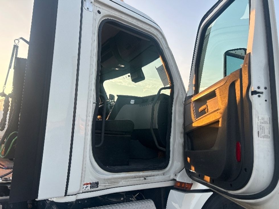 Day Cab Tractor-Heavy Duty Tractors-Freightliner-2021-T12664ST-East Chicago-IN-295,414\n\t\tmiles-$ 63,500 - Image 12