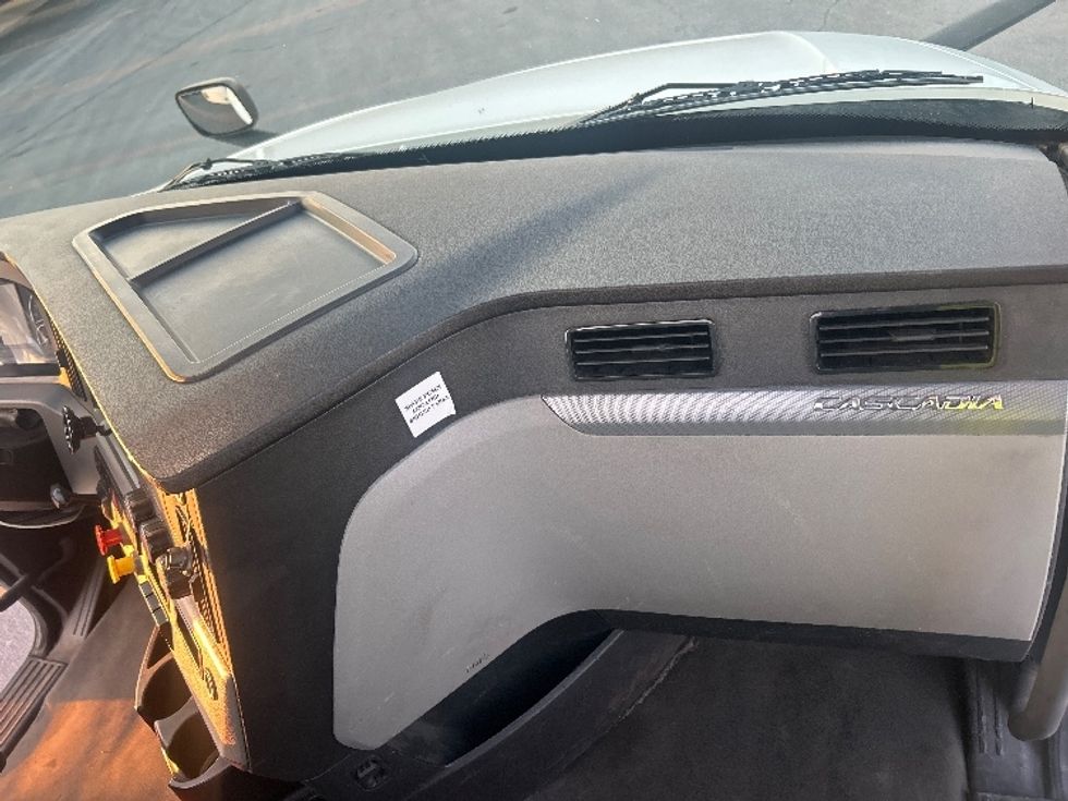 Day Cab Tractor-Heavy Duty Tractors-Freightliner-2021-T12664ST-East Chicago-IN-295,414\n\t\tmiles-$ 63,500 - Image 13