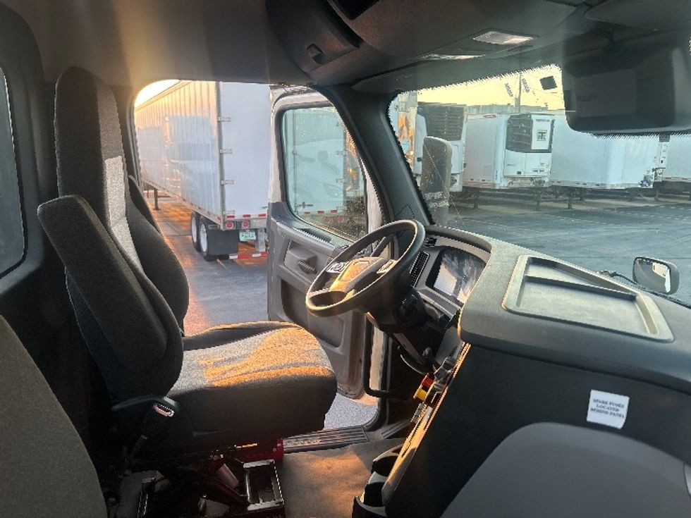 Day Cab Tractor-Heavy Duty Tractors-Freightliner-2021-T12664ST-East Chicago-IN-295,414\n\t\tmiles-$ 63,500 - Image 14