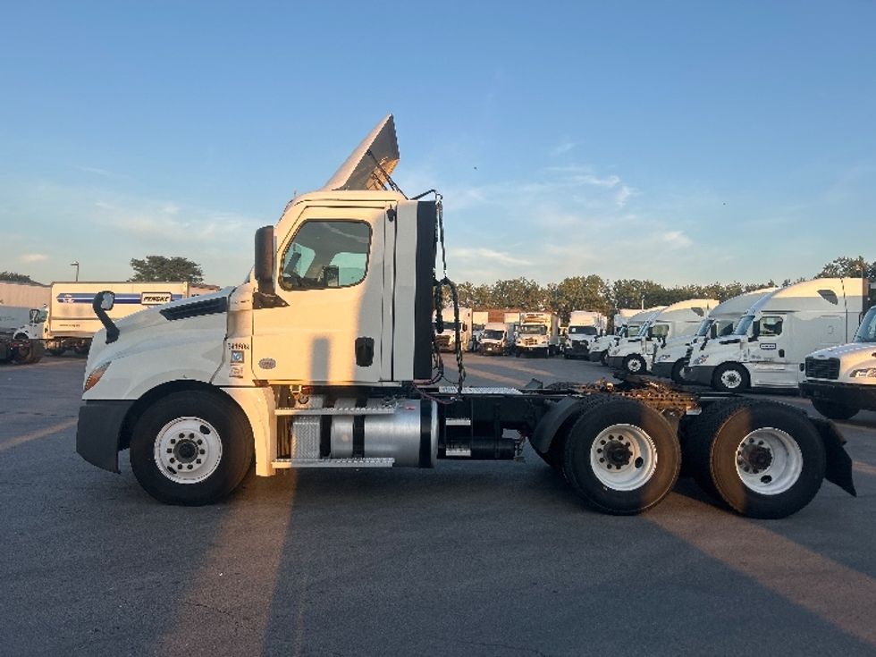 Day Cab Tractor-Heavy Duty Tractors-Freightliner-2021-T12664ST-East Chicago-IN-295,414\n\t\tmiles-$ 63,500 - Image 4