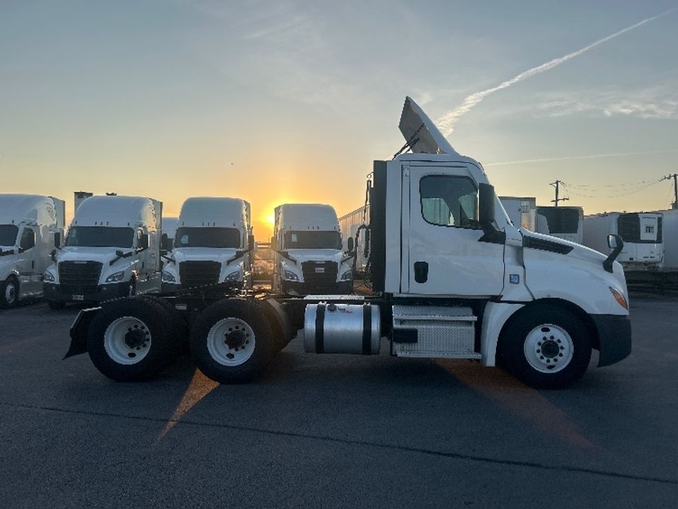 Day Cab Tractor-Heavy Duty Tractors-Freightliner-2021-T12664ST-East Chicago-IN-295,414\n\t\tmiles-$ 63,500 - Image 8
