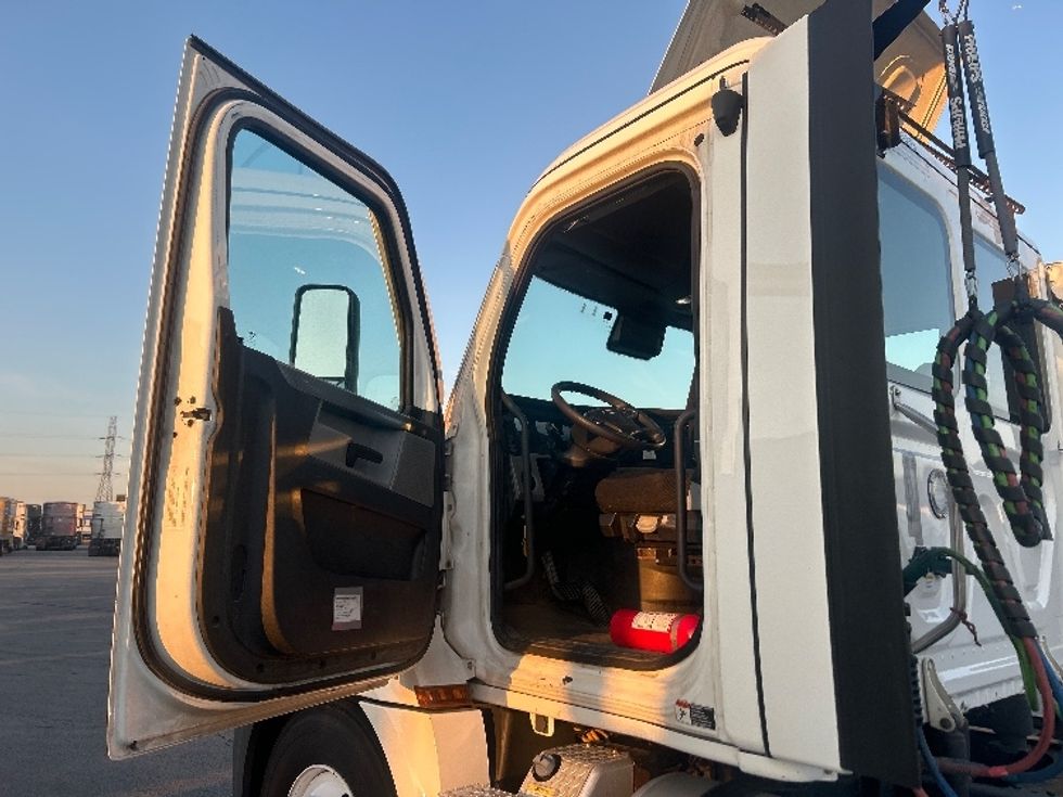 Day Cab Tractor-Heavy Duty Tractors-Freightliner-2021-T12664ST-East Chicago-IN-295,414\n\t\tmiles-$ 63,500 - Image 9