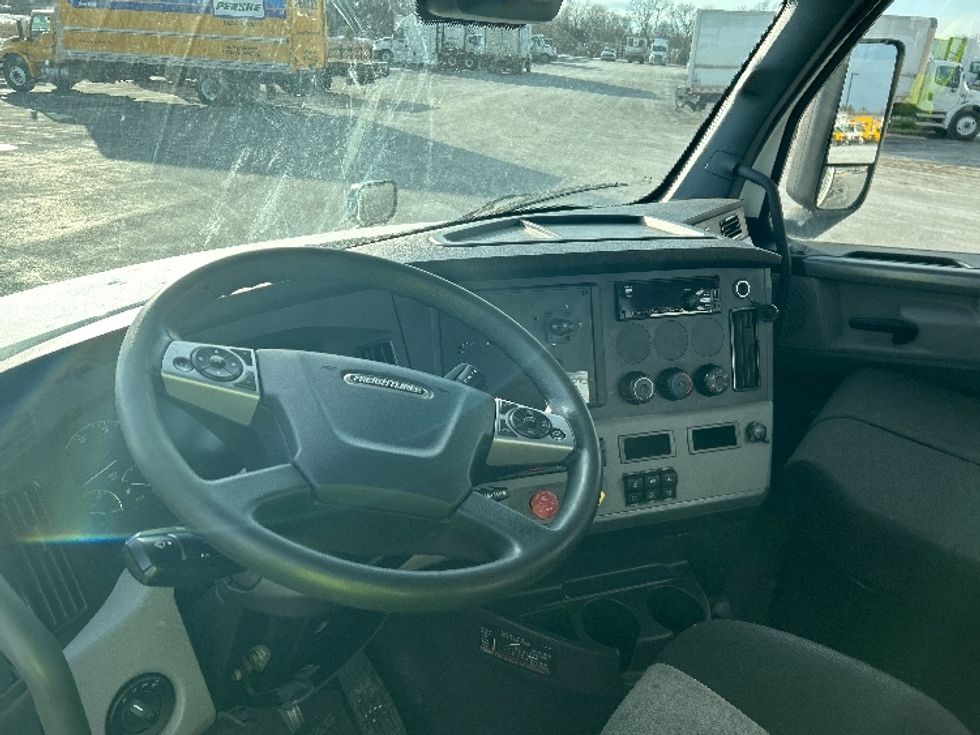 Day Cab Tractor-Heavy Duty Tractors-Freightliner-2021-T12664ST-East Chicago-IN-322,296\n\t\tmiles-$ 59,000 - Image 10