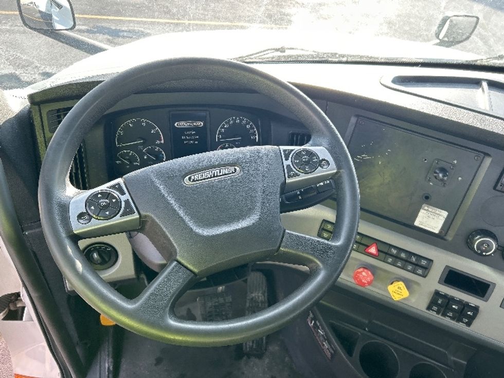 Day Cab Tractor-Heavy Duty Tractors-Freightliner-2021-T12664ST-East Chicago-IN-322,296\n\t\tmiles-$ 59,000 - Image 11