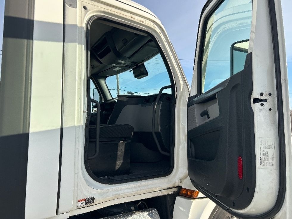 Day Cab Tractor-Heavy Duty Tractors-Freightliner-2021-T12664ST-East Chicago-IN-322,296\n\t\tmiles-$ 59,000 - Image 12