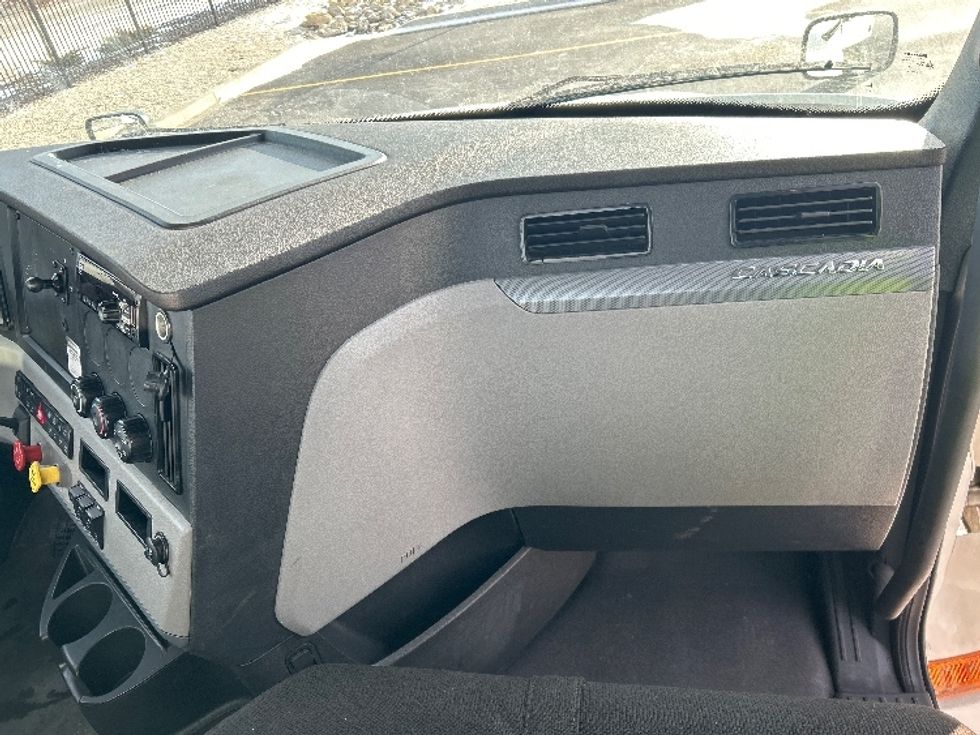 Day Cab Tractor-Heavy Duty Tractors-Freightliner-2021-T12664ST-East Chicago-IN-322,296\n\t\tmiles-$ 59,000 - Image 13