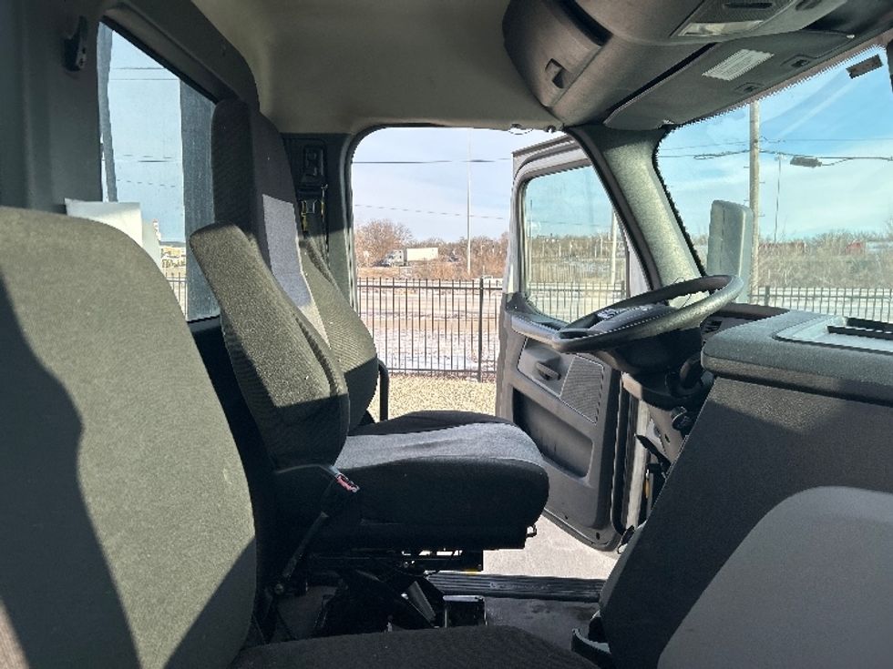 Day Cab Tractor-Heavy Duty Tractors-Freightliner-2021-T12664ST-East Chicago-IN-322,296\n\t\tmiles-$ 59,000 - Image 14