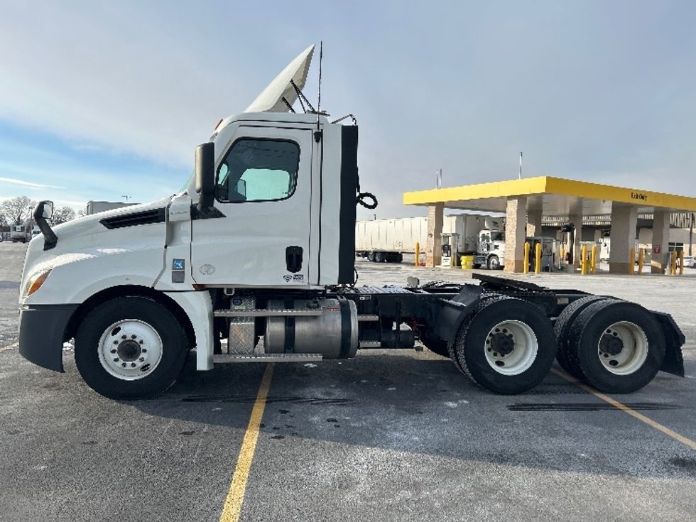Day Cab Tractor-Heavy Duty Tractors-Freightliner-2021-T12664ST-East Chicago-IN-322,296\n\t\tmiles-$ 59,000 - Image 4