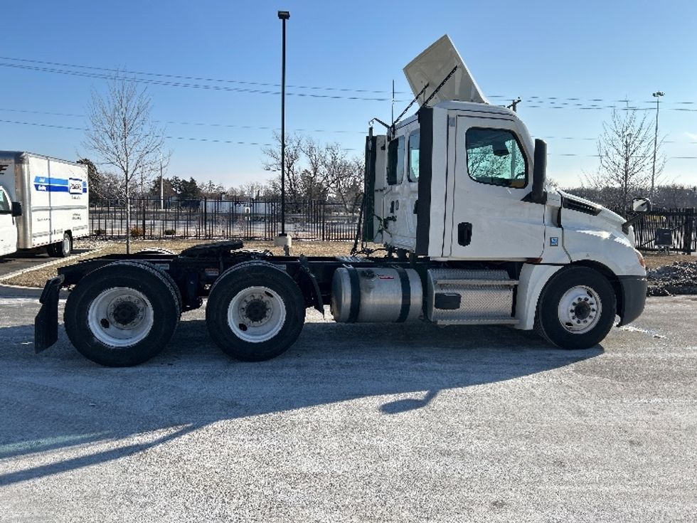 Day Cab Tractor-Heavy Duty Tractors-Freightliner-2021-T12664ST-East Chicago-IN-322,296\n\t\tmiles-$ 59,000 - Image 8