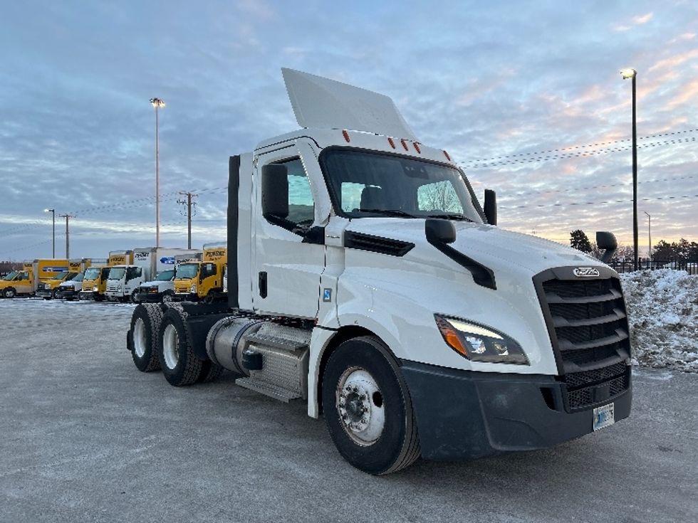 Day Cab Tractor-Heavy Duty Tractors-Freightliner-2021-T12664ST-East Chicago-IN-329,856\n\t\tmiles-$ 58,500 - Image 1