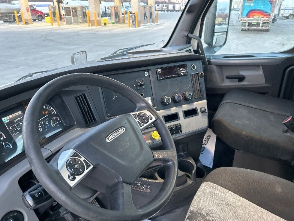 Day Cab Tractor-Heavy Duty Tractors-Freightliner-2021-T12664ST-East Chicago-IN-329,856\n\t\tmiles-$ 58,500 - Image 10