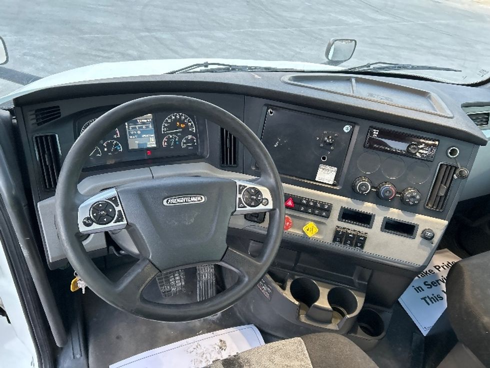 Day Cab Tractor-Heavy Duty Tractors-Freightliner-2021-T12664ST-East Chicago-IN-329,856\n\t\tmiles-$ 58,500 - Image 11
