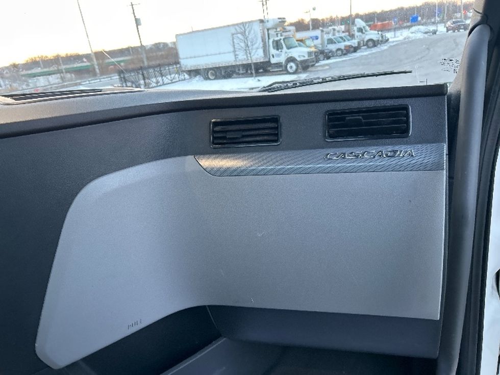 Day Cab Tractor-Heavy Duty Tractors-Freightliner-2021-T12664ST-East Chicago-IN-329,856\n\t\tmiles-$ 58,500 - Image 13