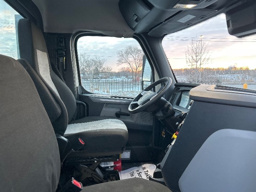 Day Cab Tractor-Heavy Duty Tractors-Freightliner-2021-T12664ST-East Chicago-IN-329,856\n\t\tmiles-$ 58,500 - Image 14