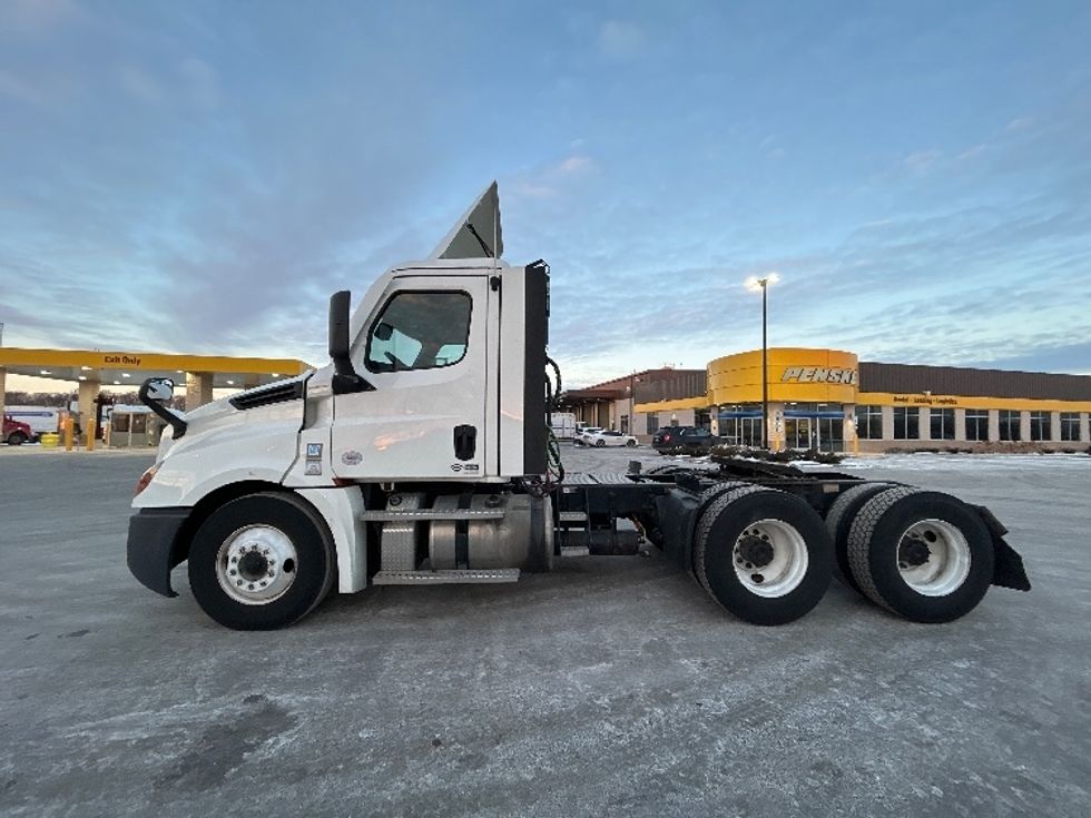 Day Cab Tractor-Heavy Duty Tractors-Freightliner-2021-T12664ST-East Chicago-IN-329,856\n\t\tmiles-$ 58,500 - Image 4