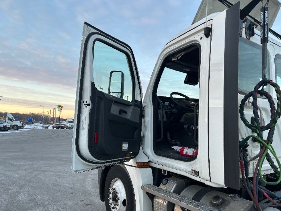 Day Cab Tractor-Heavy Duty Tractors-Freightliner-2021-T12664ST-East Chicago-IN-329,856\n\t\tmiles-$ 58,500 - Image 9