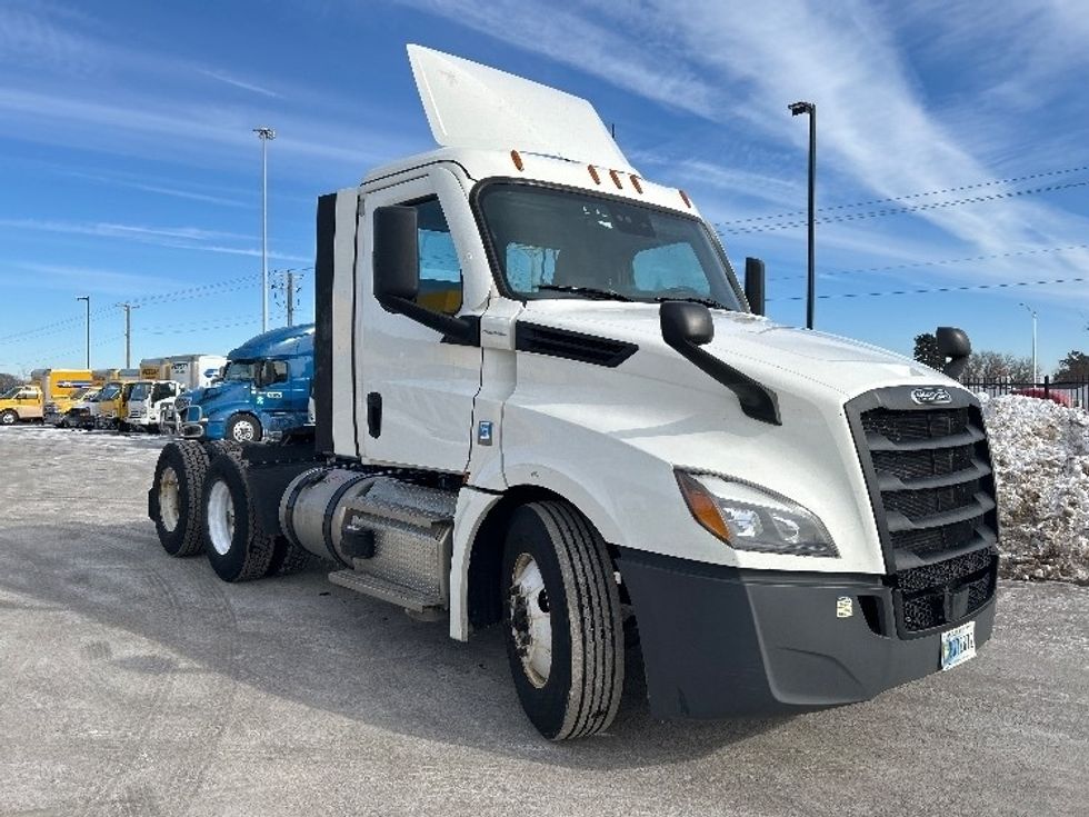 Day Cab Tractor-Heavy Duty Tractors-Freightliner-2021-T12664ST-East Chicago-IN-331,274\n\t\tmiles-$ 58,500 - Image 1