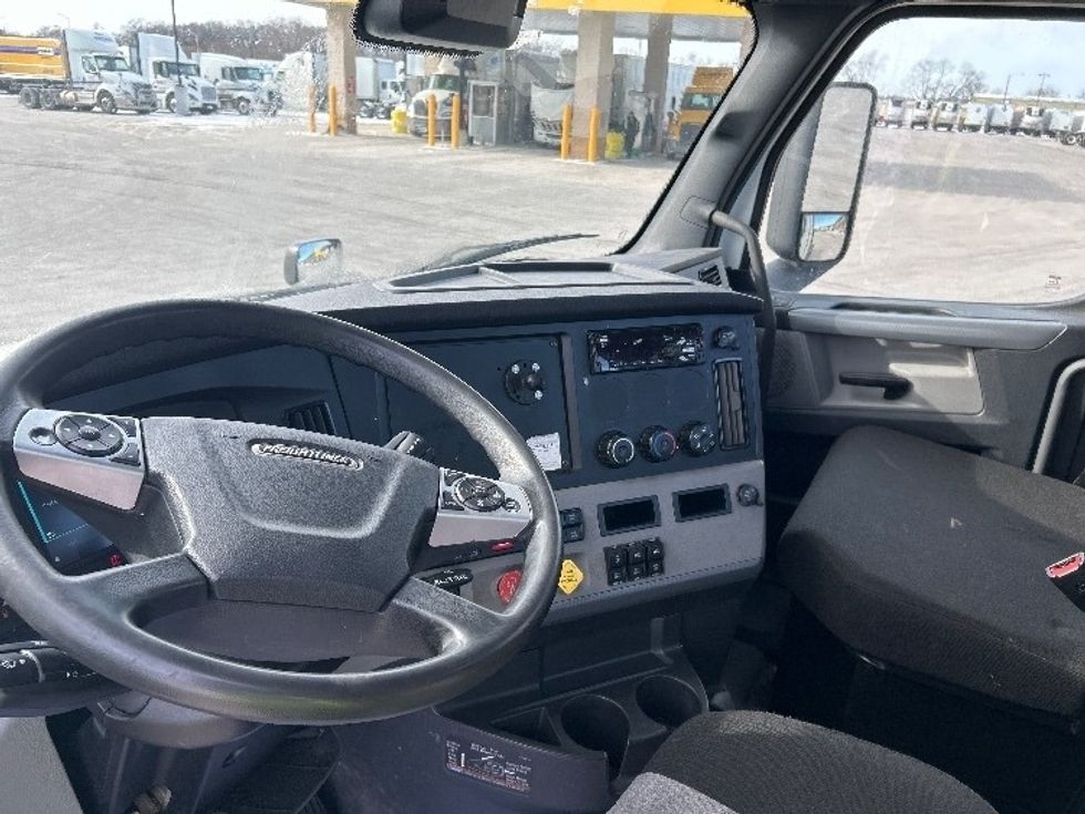 Day Cab Tractor-Heavy Duty Tractors-Freightliner-2021-T12664ST-East Chicago-IN-331,274\n\t\tmiles-$ 58,500 - Image 10