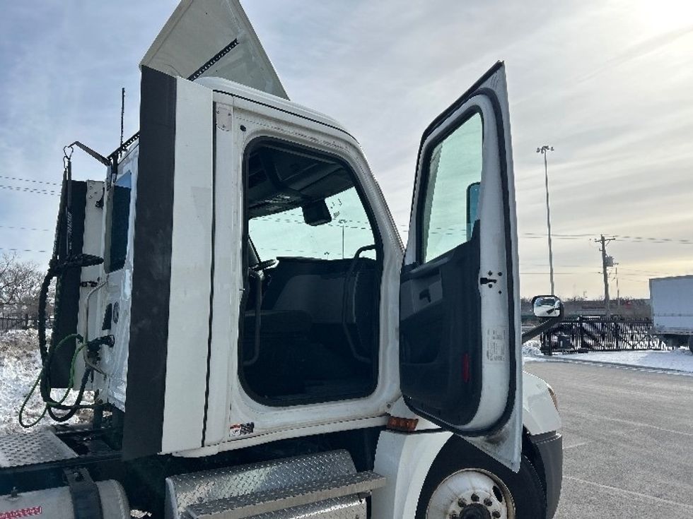 Day Cab Tractor-Heavy Duty Tractors-Freightliner-2021-T12664ST-East Chicago-IN-331,274\n\t\tmiles-$ 58,500 - Image 12