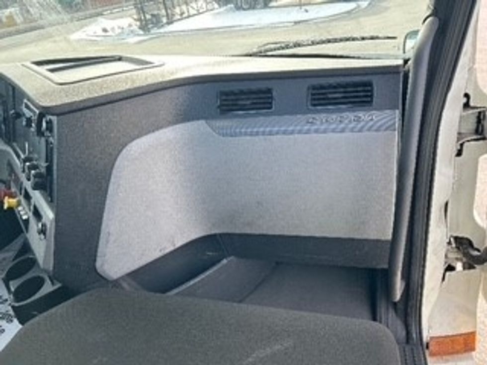 Day Cab Tractor-Heavy Duty Tractors-Freightliner-2021-T12664ST-East Chicago-IN-331,274\n\t\tmiles-$ 58,500 - Image 13