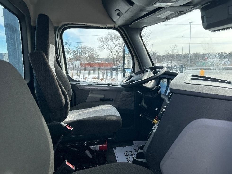 Day Cab Tractor-Heavy Duty Tractors-Freightliner-2021-T12664ST-East Chicago-IN-331,274\n\t\tmiles-$ 58,500 - Image 14