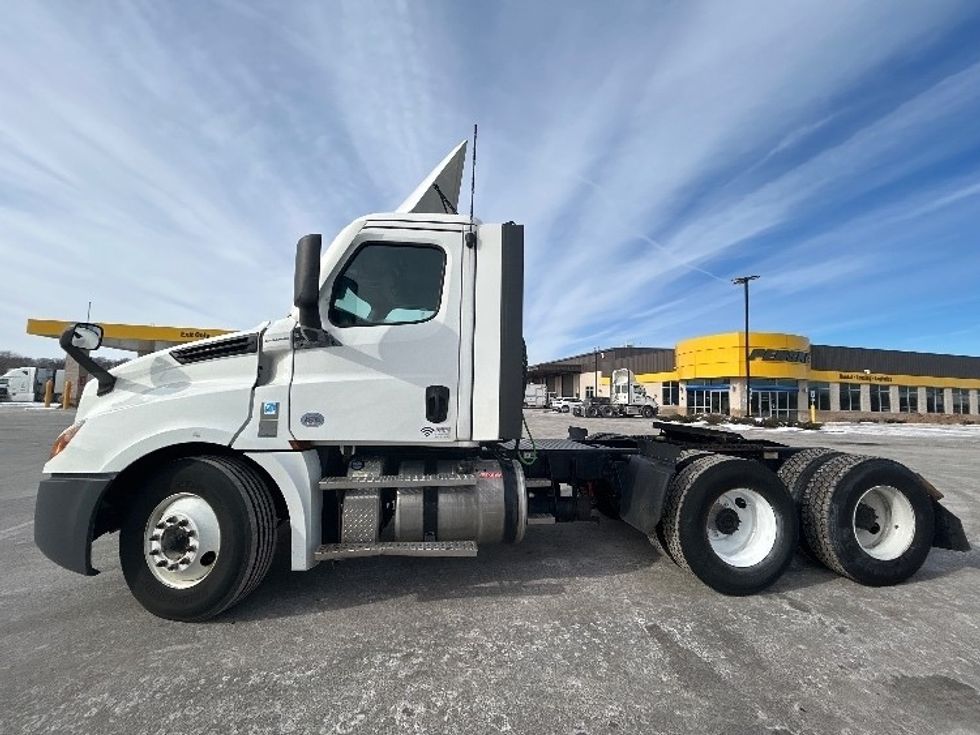 Day Cab Tractor-Heavy Duty Tractors-Freightliner-2021-T12664ST-East Chicago-IN-331,274\n\t\tmiles-$ 58,500 - Image 4