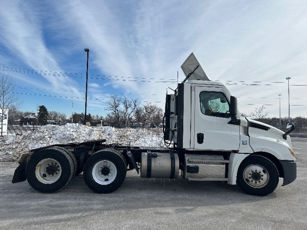 Day Cab Tractor-Heavy Duty Tractors-Freightliner-2021-T12664ST-East Chicago-IN-331,274\n\t\tmiles-$ 58,500 - Image 8