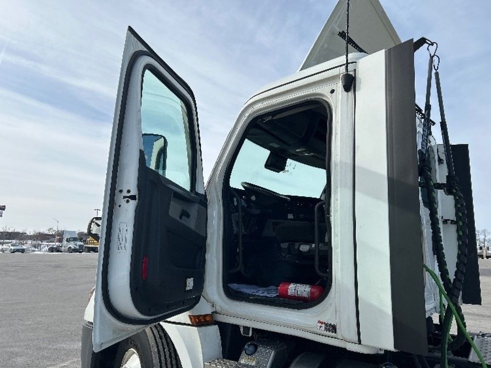 Day Cab Tractor-Heavy Duty Tractors-Freightliner-2021-T12664ST-East Chicago-IN-331,274\n\t\tmiles-$ 58,500 - Image 9