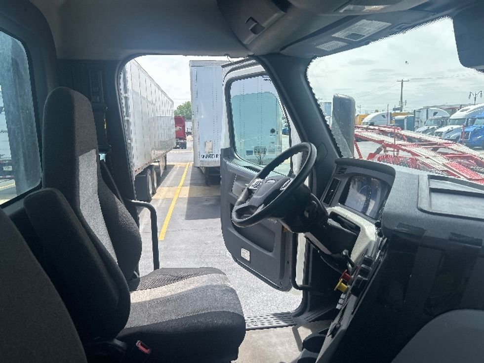 Day Cab Tractor-Heavy Duty Tractors-Freightliner-2021-T12664ST-East Chicago-IN-396,731\n\t\tmiles-$ 60,250 - Image 14