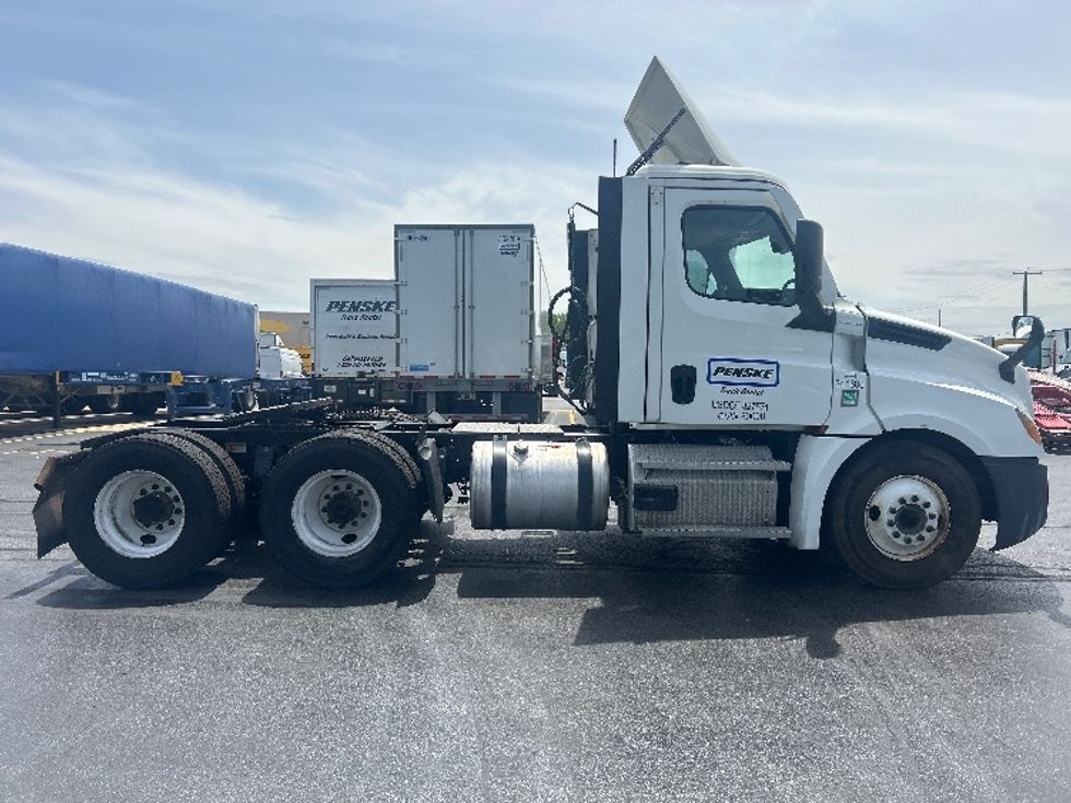 Day Cab Tractor-Heavy Duty Tractors-Freightliner-2021-T12664ST-East Chicago-IN-396,731\n\t\tmiles-$ 60,250 - Image 8