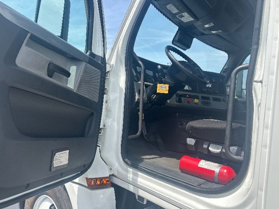 Day Cab Tractor-Heavy Duty Tractors-Freightliner-2021-T12664ST-East Chicago-IN-396,731\n\t\tmiles-$ 60,250 - Image 9