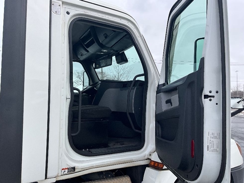 Day Cab Tractor-Heavy Duty Tractors-Freightliner-2021-T12664ST-East Chicago-IN-492,400\n\t\tmiles-$ 47,000 - Image 12