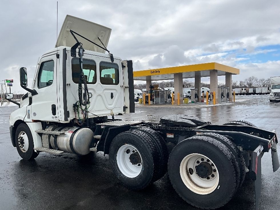 Day Cab Tractor-Heavy Duty Tractors-Freightliner-2021-T12664ST-East Chicago-IN-492,400\n\t\tmiles-$ 47,000 - Image 5