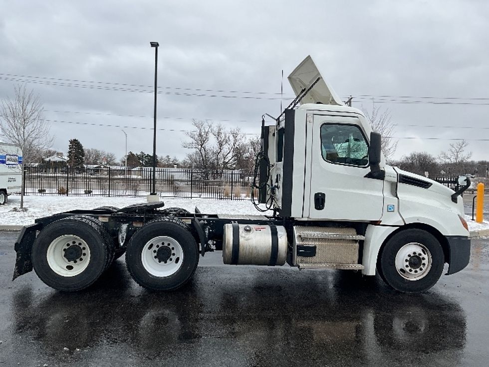 Day Cab Tractor-Heavy Duty Tractors-Freightliner-2021-T12664ST-East Chicago-IN-492,400\n\t\tmiles-$ 47,000 - Image 8