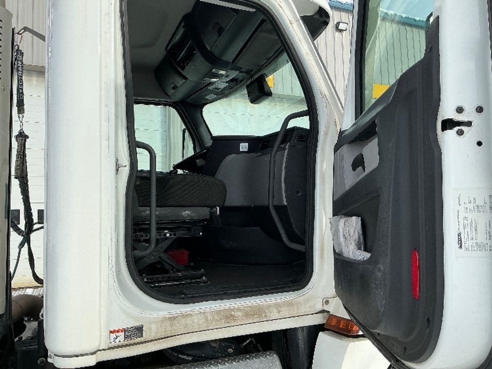 Day Cab Tractor-Heavy Duty Tractors-Freightliner-2021-T12664ST-Edmonton-AB-829,877\n\t\tkm-$ 55,250 - Image 12