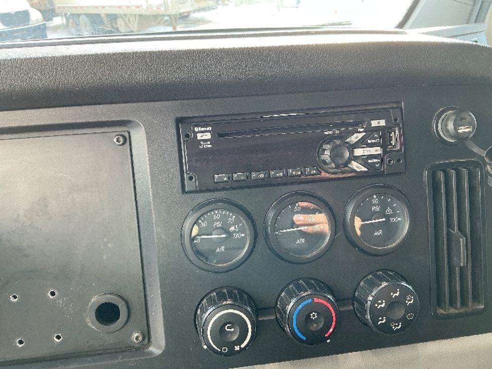 Day Cab Tractor-Heavy Duty Tractors-Freightliner-2021-T12664ST-Edmonton-AB-829,877\n\t\tkm-$ 55,250 - Image 17