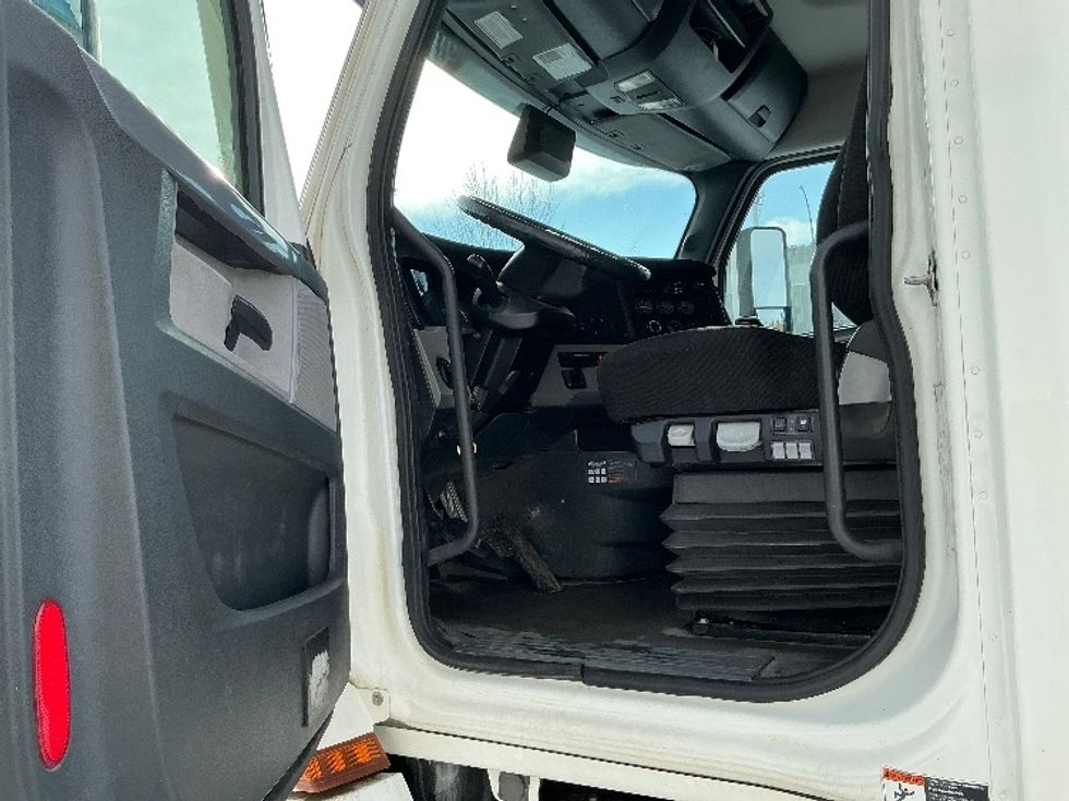 Day Cab Tractor-Heavy Duty Tractors-Freightliner-2021-T12664ST-Edmonton-AB-829,877\n\t\tkm-$ 55,250 - Image 9