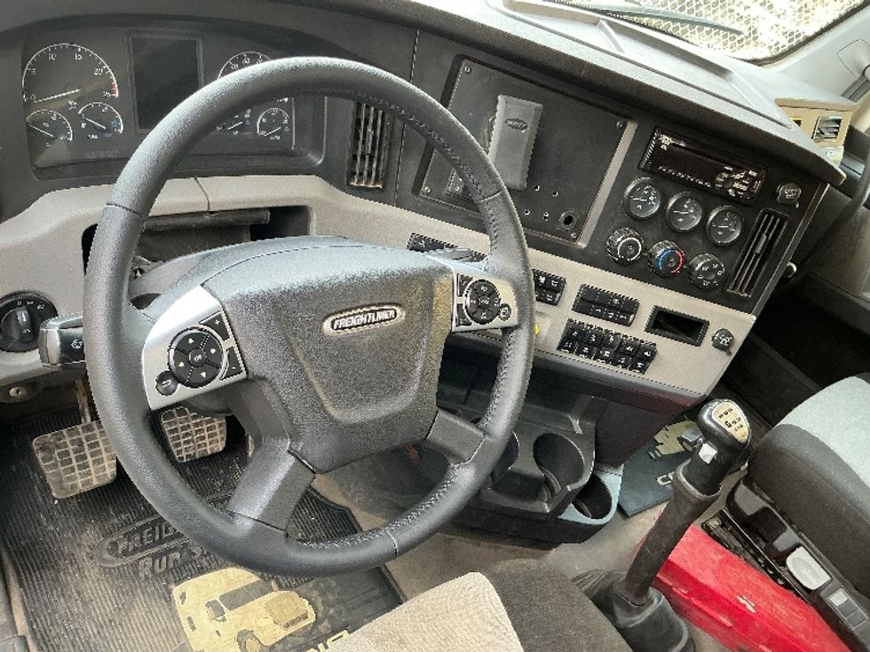 Day Cab Tractor-Heavy Duty Tractors-Freightliner-2021-T12664ST-Edmonton-AB-858,907\n\t\tkm-$ 56,500 - Image 11