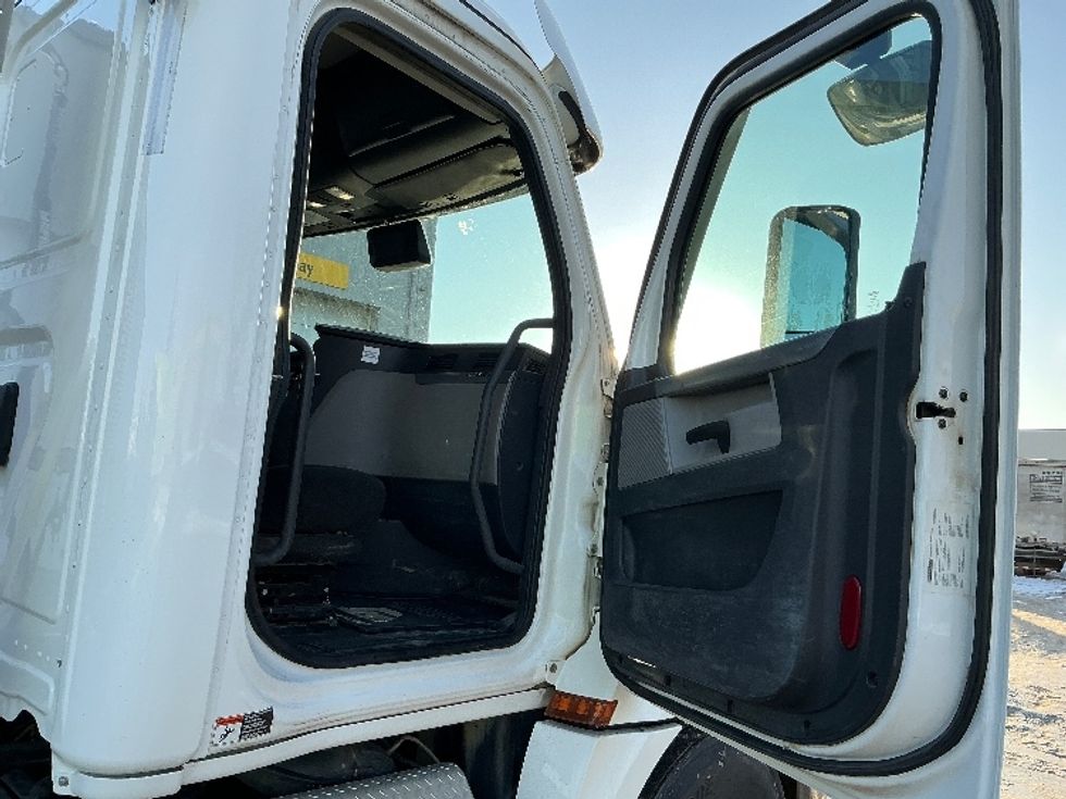 Day Cab Tractor-Heavy Duty Tractors-Freightliner-2021-T12664ST-Edmonton-AB-858,907\n\t\tkm-$ 56,500 - Image 12