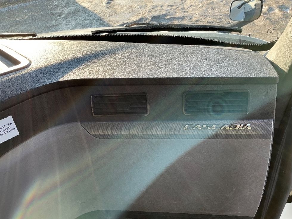 Day Cab Tractor-Heavy Duty Tractors-Freightliner-2021-T12664ST-Edmonton-AB-858,907\n\t\tkm-$ 56,500 - Image 13