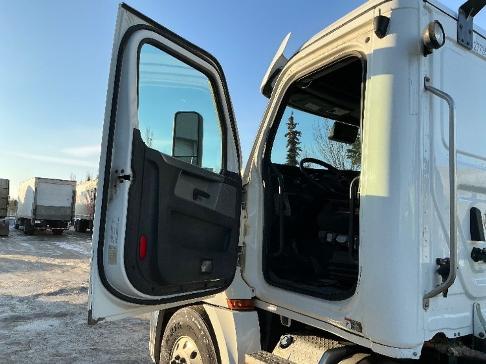 Day Cab Tractor-Heavy Duty Tractors-Freightliner-2021-T12664ST-Edmonton-AB-858,907\n\t\tkm-$ 56,500 - Image 9