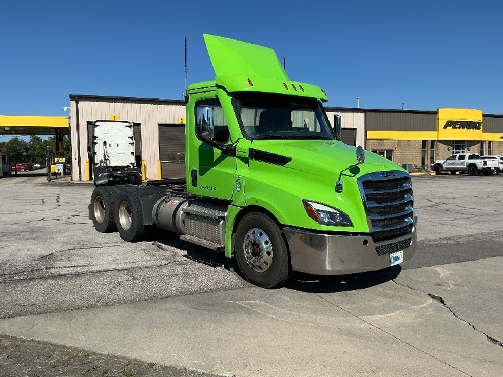 Day Cab Tractor-Heavy Duty Tractors-Freightliner-2021-T12664ST-Elkhart-IN-161,368\n\t\tmiles-$ 63,000 - Image 1