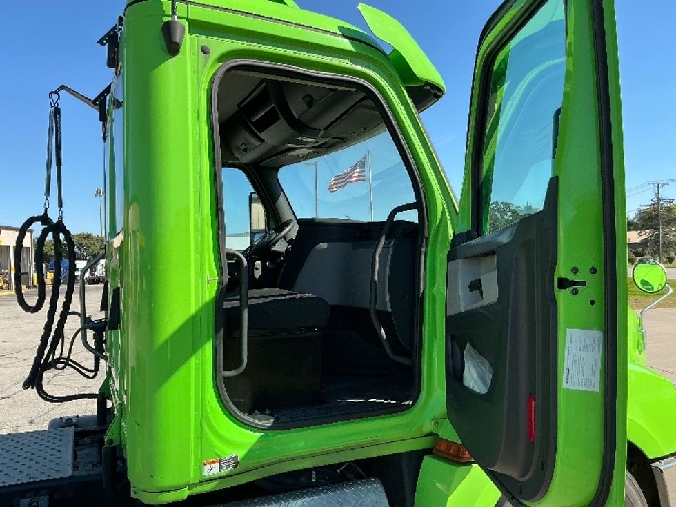 Day Cab Tractor-Heavy Duty Tractors-Freightliner-2021-T12664ST-Elkhart-IN-161,368\n\t\tmiles-$ 63,000 - Image 12