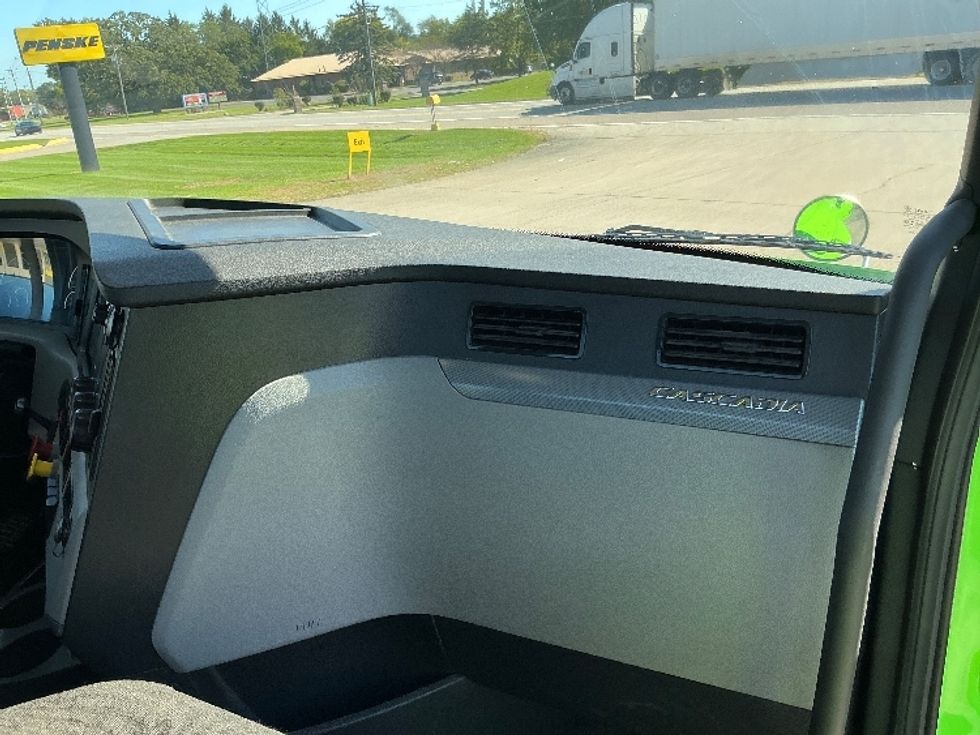 Day Cab Tractor-Heavy Duty Tractors-Freightliner-2021-T12664ST-Elkhart-IN-161,368\n\t\tmiles-$ 63,000 - Image 13