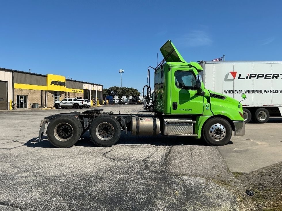 Day Cab Tractor-Heavy Duty Tractors-Freightliner-2021-T12664ST-Elkhart-IN-161,368\n\t\tmiles-$ 63,000 - Image 8