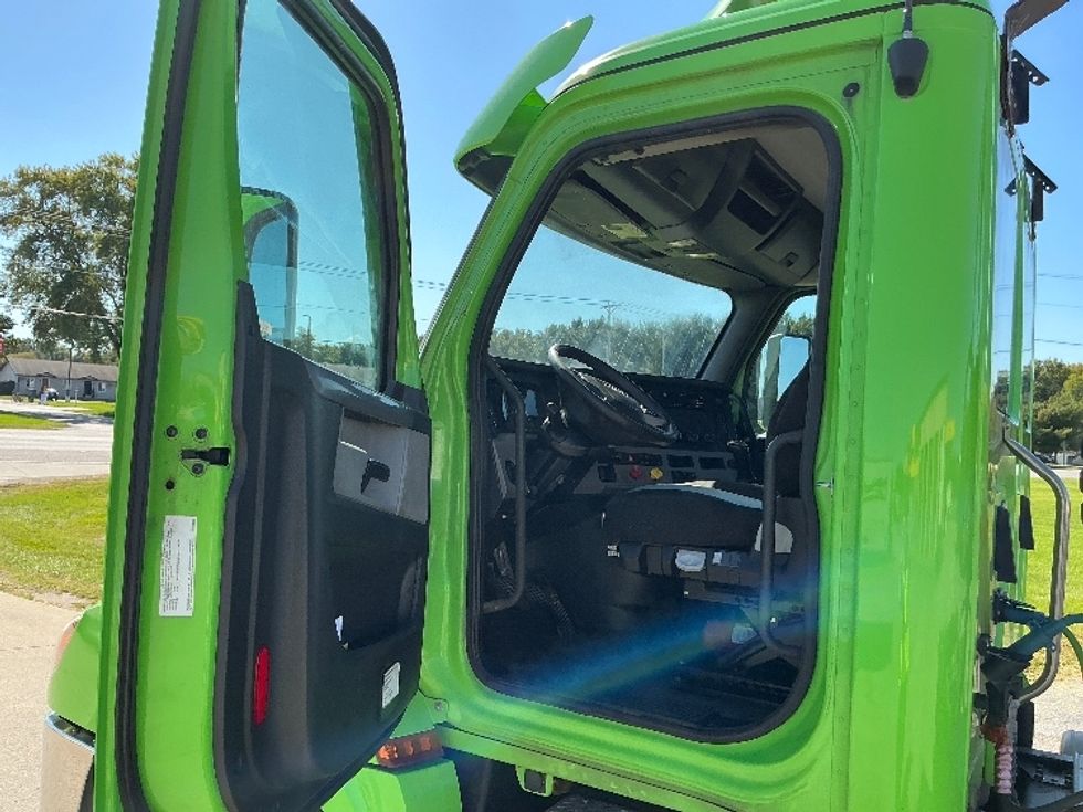 Day Cab Tractor-Heavy Duty Tractors-Freightliner-2021-T12664ST-Elkhart-IN-161,368\n\t\tmiles-$ 63,000 - Image 9