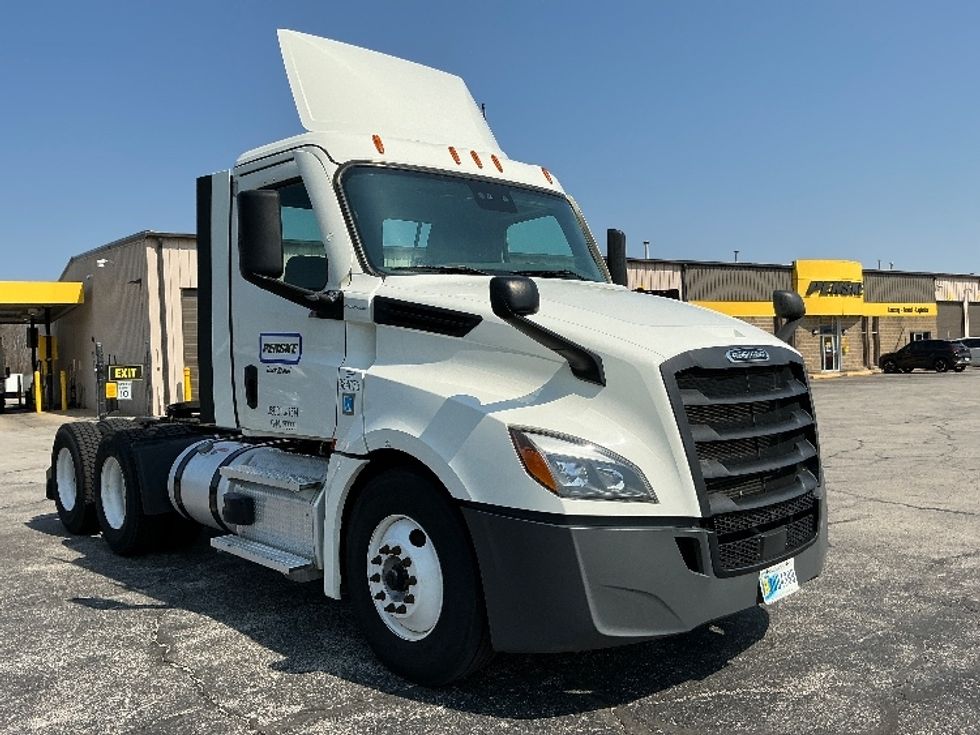 Day Cab Tractor-Heavy Duty Tractors-Freightliner-2021-T12664ST-Elkhart-IN-166,784\n\t\tmiles-$ 69,000 - Image 1